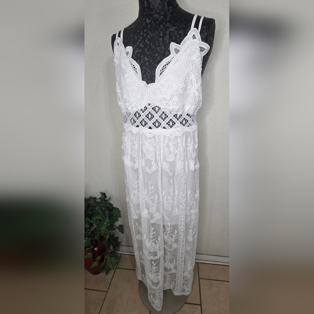 Elegant White Lace Maxi Dress